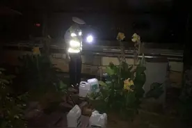 我为群众办实事｜“及时雨”！民警为驾驶人送上“救命水”图片