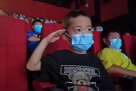 商丘5岁男孩看电影向救人英雄敬礼，背后原因让人感动图片