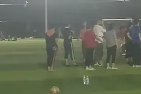 小球员正比赛，广场舞大爷大妈拿锤砸锁闯了进来图片