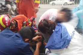 女童脚卡电动车后轮 面对液压钳不哭不闹趴在车头静待救助图片