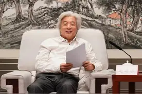 著名画家赵建成回青捐赠 复刻画作巨幅水墨人物《开国 大典》图片