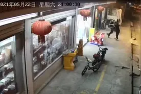 “恶犬”在小城奔袭图片