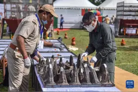 印度：焚毁犀牛角图片