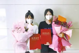 “摆渡女孩”暴雨夜帮陌生人引路 被誉为最美郑州人图片
