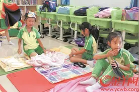 让学生不再趴桌睡觉“躺平”午休难在哪儿？图片