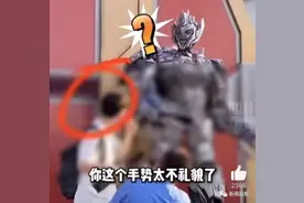 游客比不雅手势，威震天当场“发飙”，网友也怒了！北京环球影城回应图片