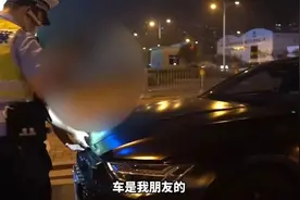 深夜，一男子在合肥街头被警方拦下图片
