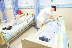 妈妈做手术带着26岁残障儿子住院图片
