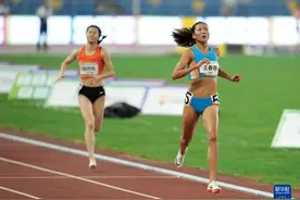 全运会-田径女子800米决赛：安徽队选手王春雨获得冠军图片
