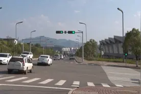 富源：政协委员提案落实处 县城5个红绿灯投入使用图片