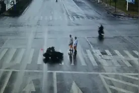 摩托车司机避让闯红灯老人摔倒身亡担主责，俩老人各赔10万视频封面