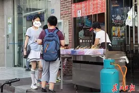 放学时间推迟1小时后，武汉傍晚校门外小卖部火爆，孩子你饿了么？图片