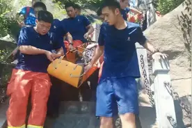七旬老人爬山晕倒 七八名消防队员交替抬担架紧急救援图片
