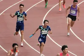 田径——男子4X100米接力预赛赛况图片