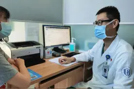 40岁的他失眠20年，用了这个办法，他第一次睡足8小时图片