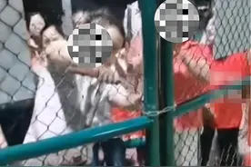 大爷用铁锤砸锁霸占足球场跳广场舞图片