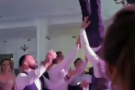 喜剧变悲剧！罗马尼亚一男子在自己婚礼上被宾客抛起，结果脊椎摔骨折图片