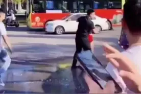 山东滕州现低俗婚闹，一半裸新郎被吊到半空遭高压水枪喷射图片