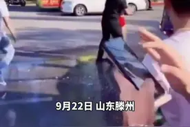 山东滕州现低俗婚闹，一半裸新郎被吊到半空遭高压水枪喷射图片