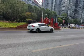 惨酿事故！行人不走斑马线，横穿马路图方便 | 知危险会避险图片