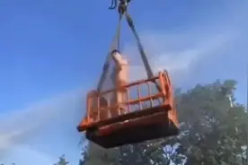 恶俗到无法理解！新郎竟被戴绿帽、砸鸡蛋、脱光上衣吊到半空，拿高压水枪喷射图片