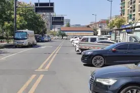 记者帮 | 家门口这条小路被乱停的车子堵得走不动，什么时候才能畅通啊？图片