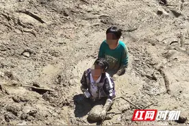 两妹子拍照变“泥人”保靖消防紧急施救图片