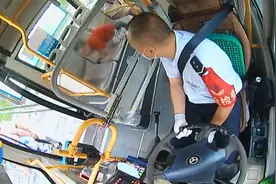 3岁娃娃独自离家“闯世界”手脚并用爬上公交车图片