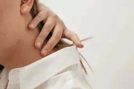 肩膀痛，多达50%的患者会留长期后遗症，医生教你4个动作拯救它图片