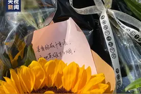 今天，袁隆平雕像前满是鲜花！90岁的她哭了图片