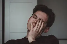 为什么你总是感觉很疲倦？原来是因为这些无心的习惯！（上）10 mindless habits that are secretly exhausting you图片