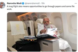莫迪发推说“长途飞行意味着有机会翻阅文件”后，有印度网友不买账了图片