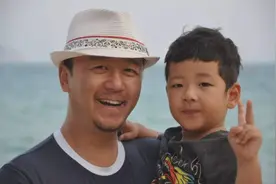 巨石头！郭涛14岁儿子近照 身材魁梧超妈妈半个头图片