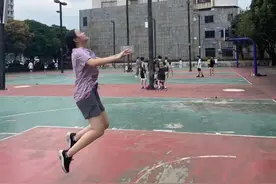 女生为披戎装 暂停硕博连读图片