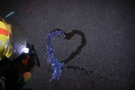 一点就着，火焰温度最高达到253℃！这样的网红“爱心焰火”真浪漫吗？实验说话图片