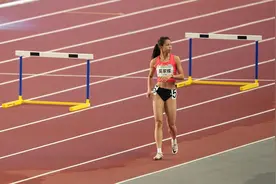 田径——女子400米跨栏决赛赛况图片