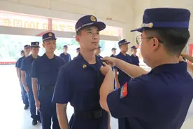 九龙坡区消防救援支队举行专职消防队员换装仪式图片