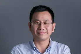 中国人自主研发的“智能衣服”，可以发电、变色、发光，那它的价格怎么样图片