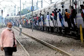 火车“挂满”人！印度新冠疫情期间火车满载乘客图片