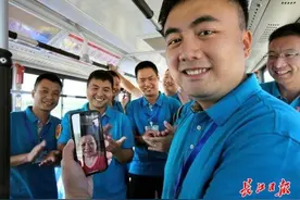 开着大客车上场就拿了个满分，这个帅气小伙来自“公交世家”图片