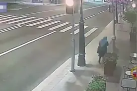 俄罗斯70岁老人街头被抢手提包 死死抓住不放劫匪终逃跑图片