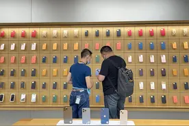 iPhone 13系列开卖，黄牛加价100至500元收购图片