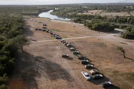 早安·世界｜得州警察用巡逻车组“钢铁屏障”阻非法移民进入图片