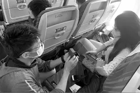 乘务组“神助攻”让乘客求婚成功图片