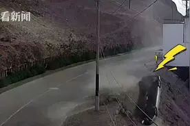 命大！秘鲁司机转弯失控翻滚下坡 撞墙停下后自行爬出车窗图片