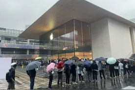iPhone 13系列与新款iPad正式开售 到店提货秩序井然图片