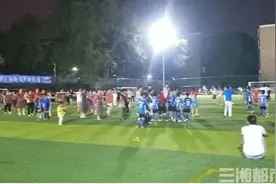 为跳广场舞，株洲大爷大妈砸锁闯进足球场跟孩子抢场地图片