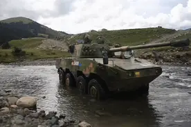 “00后”女兵高原开装甲车！车技够猛图片
