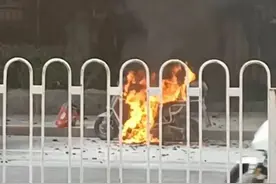没充电也爆燃，现场火光四射！这段屋内的监控视频，让很多人后怕图片