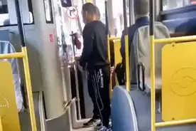 哈尔滨男子投币后没法扫码乘车起争执，车上乘客凑2元退还图片
